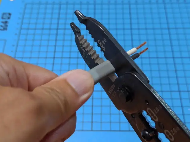 P-958でケーブルを切断する様子