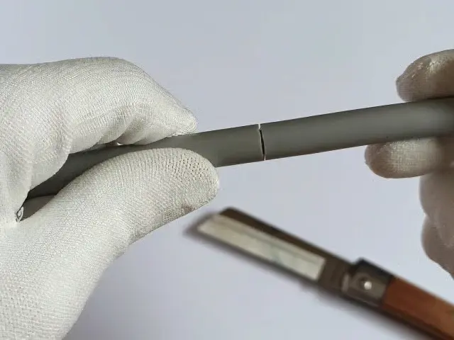 ケーブルの切り込み