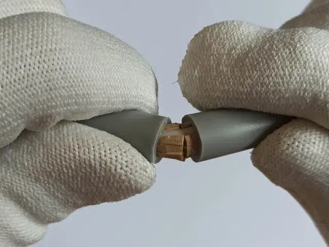 中の介在物が切れたケーブル