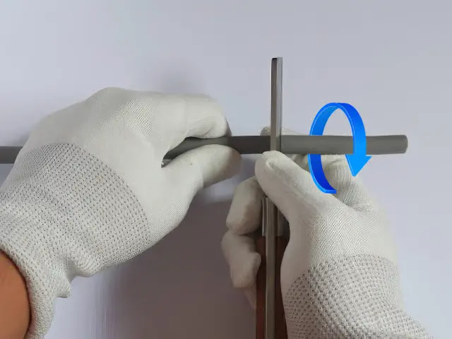 電工ナイフを上からケーブルに当て切り込みを入れる