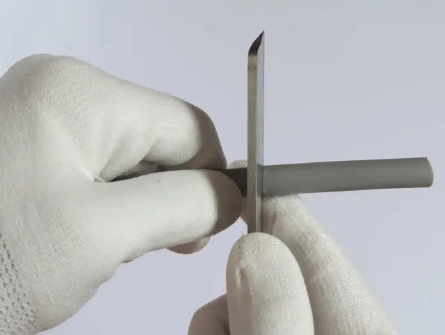 電工ナイフでケーブル上半分だけ切り込みを入れる