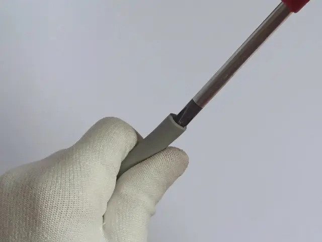 ドライバーでケーブル中身を押し出す様子