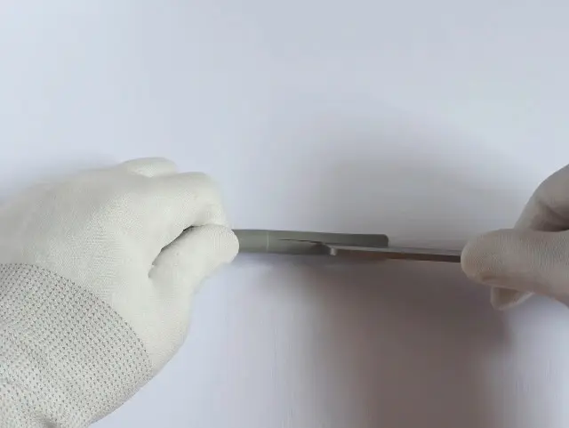 電工ナイフでケーブル長手方向に切り込みを入れる
